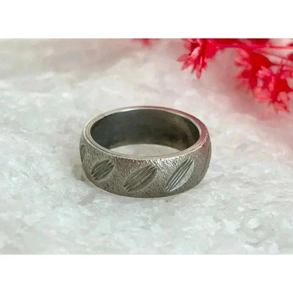 Vintage Silver Tone Textured Oblique Marked Band Style Unisex Ring - size 5.75 - Picture 3 of 6